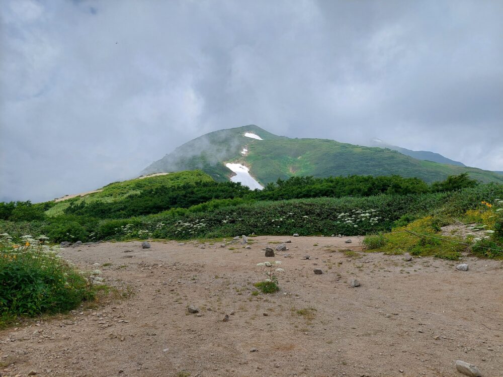 飯豊山・切合小屋のテント場から見る景色