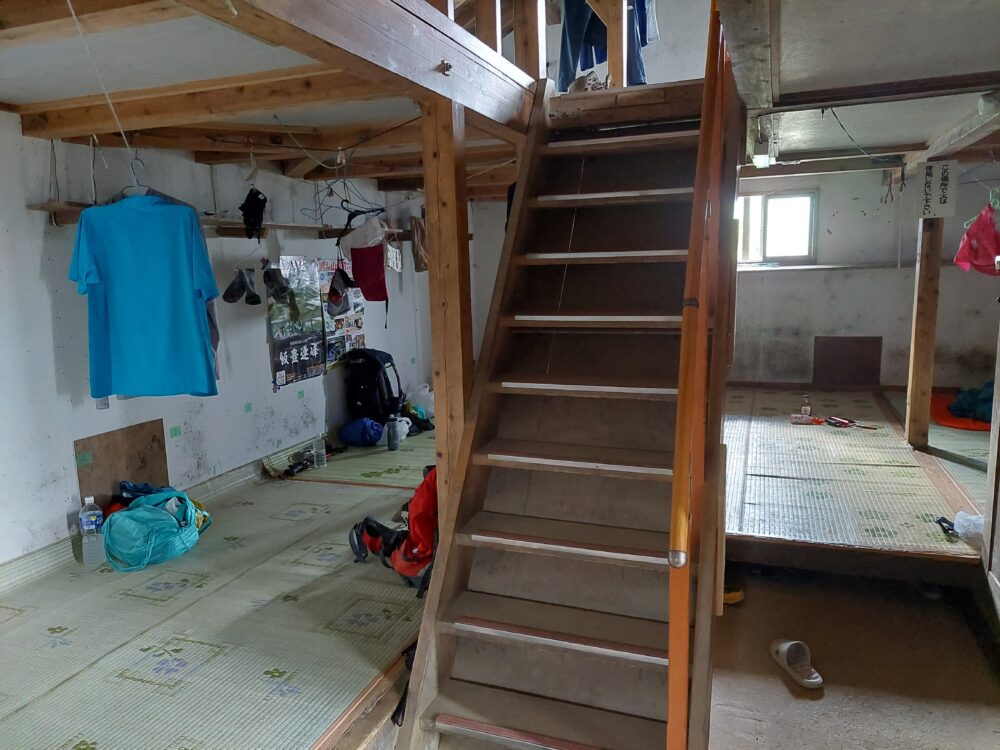 飯豊山・切合小屋の館内