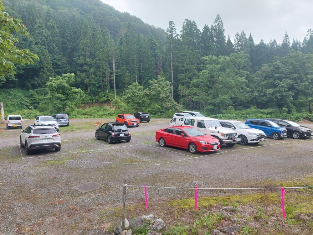 飯豊山の川入・御沢野営場の駐車場