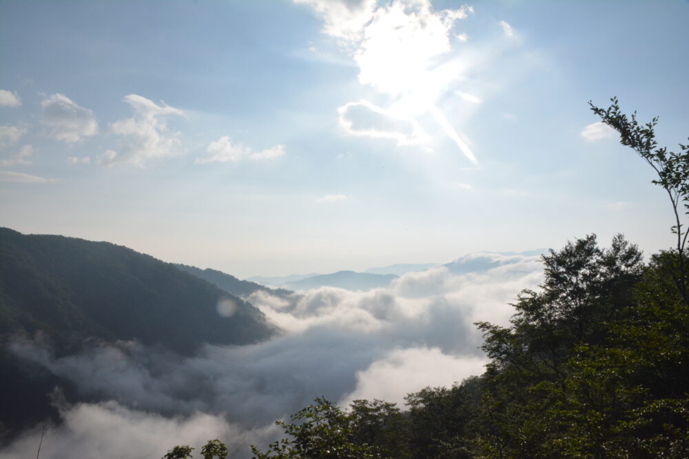 飯豊山から見た雲海と太陽