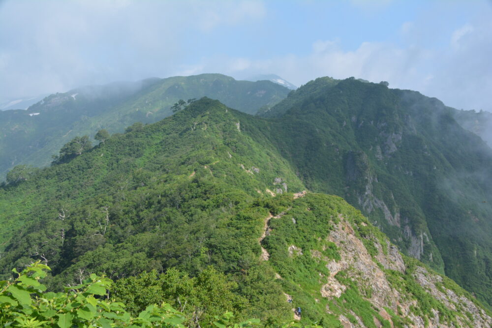 飯豊山・三国岳から見る稜線