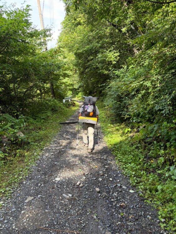 三俣登山口への林道を歩く登山者