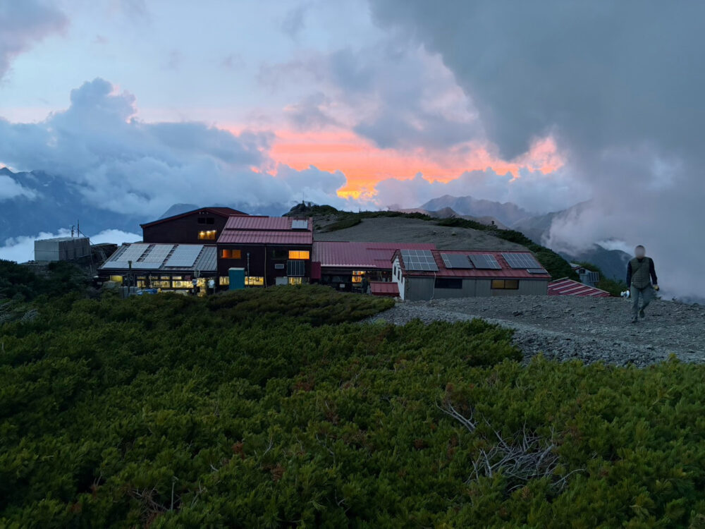 夕焼けと蝶ヶ岳ヒュッテ