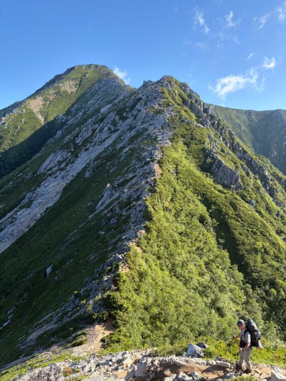 常念岳山頂と登山道