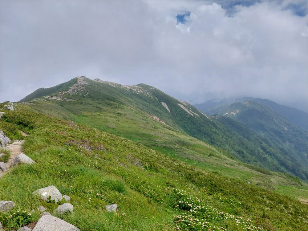 飯豊山山頂から見た三国岳への稜線