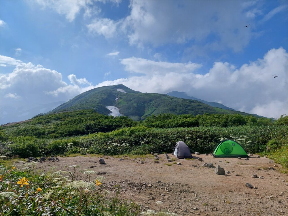 飯豊山・切合小屋のテント場から見た午後の風景