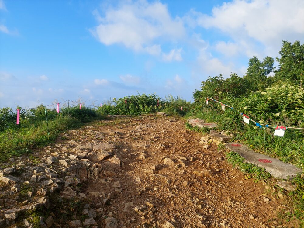 飯豊山・三国小屋の休憩スペース