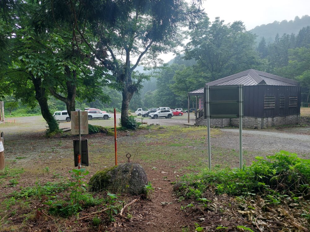 飯豊山・御沢野営場と登山口