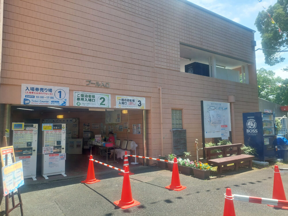 ニューサンピア埼玉おごせ・レジャープールの入口