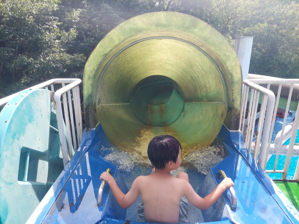 ニューサンピア埼玉おごせ・レジャープールおスライダーで遊ぶ小学生