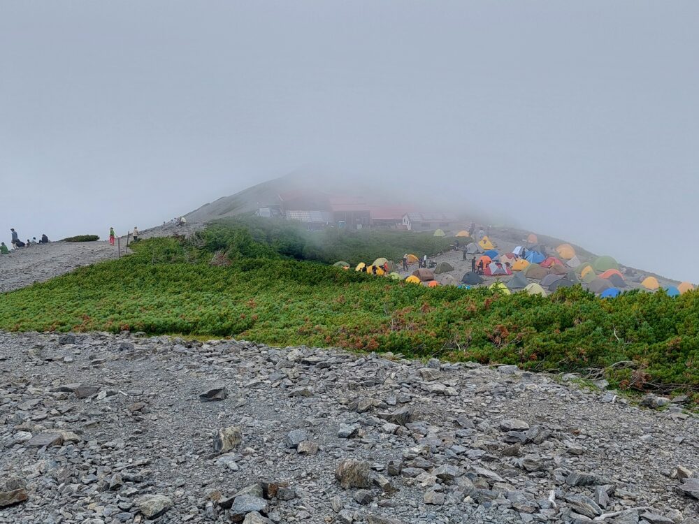 蝶ヶ岳山頂から見た蝶ヶ岳ヒュッテとテント場