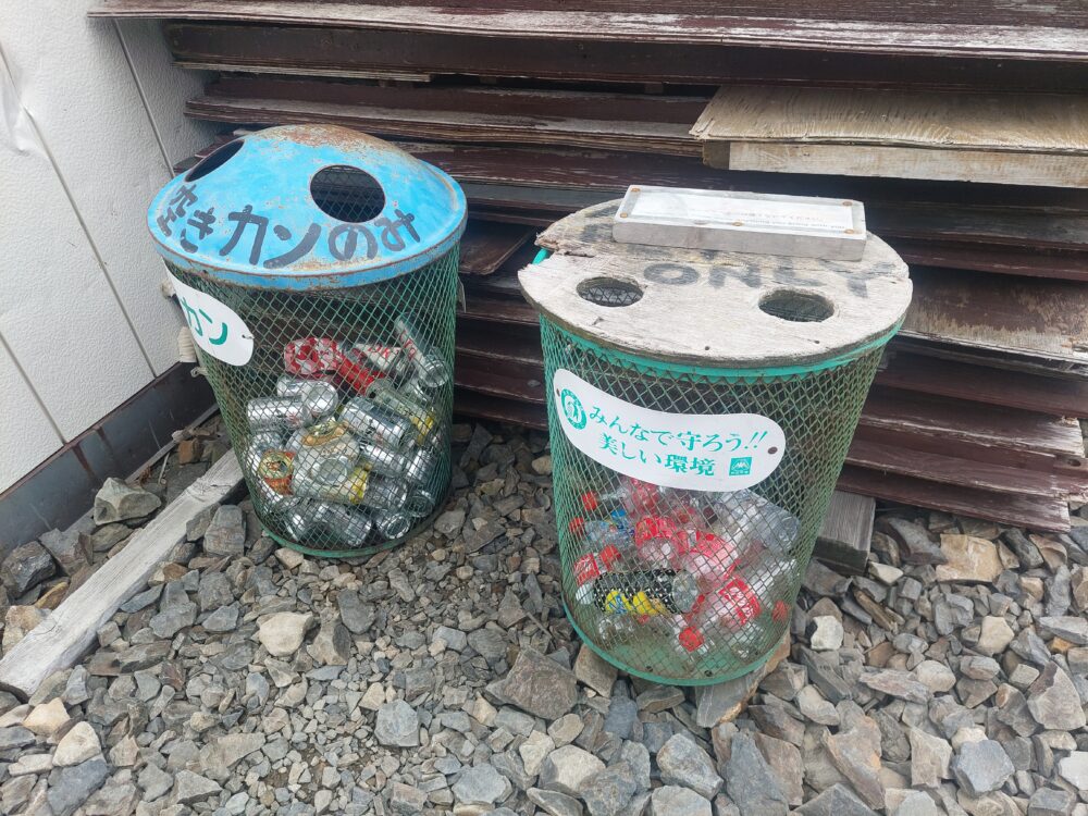 蝶ヶ岳ヒュッテ空き缶・ペットボトルのゴミ箱