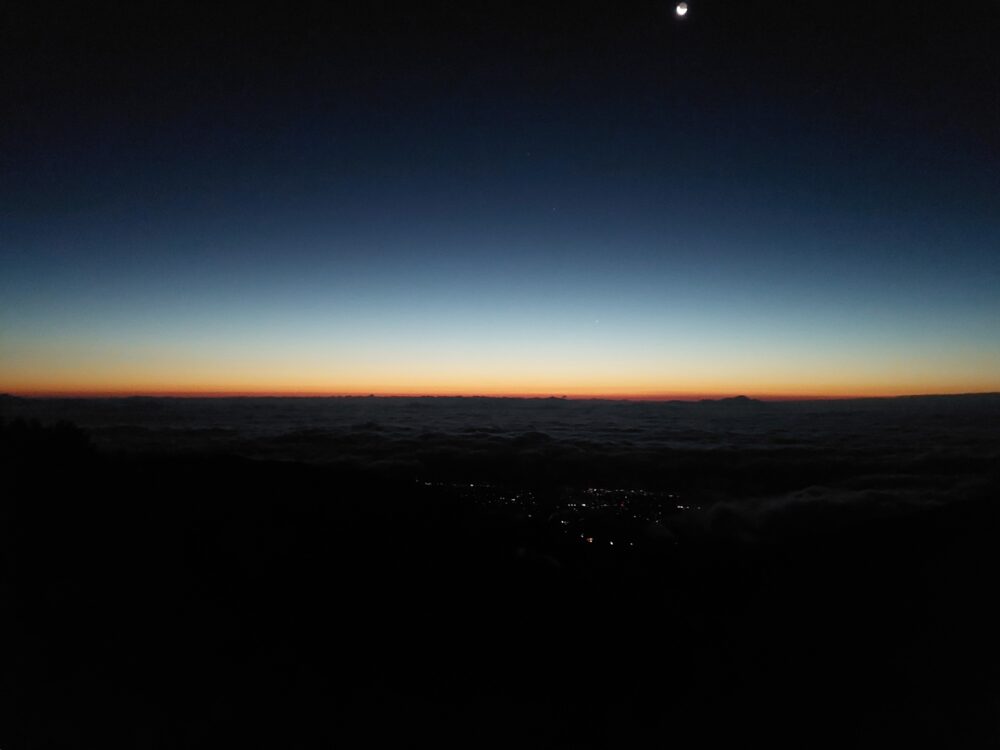 蝶ヶ岳山頂から眺める朝のトワイライト
