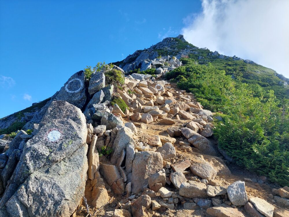 常念岳直下の岩場