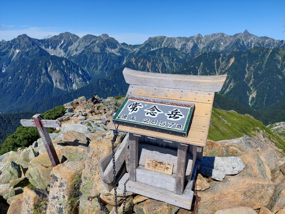 常念岳山頂と槍・穂高連峰