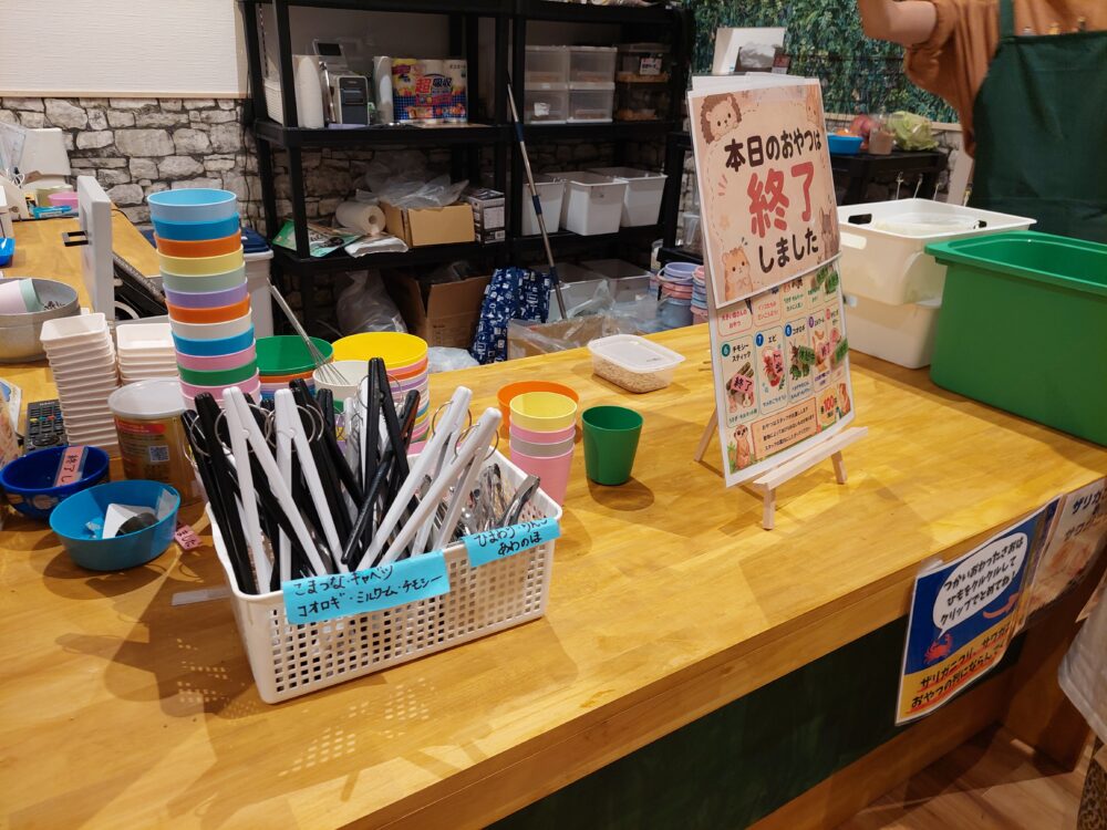 いきもの探検隊吉川店の受付にある「本日のおやつは終了しました」の看板