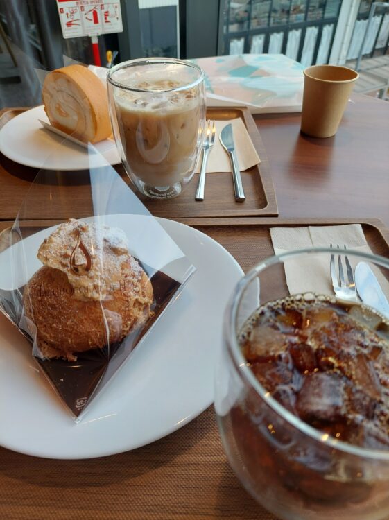 イオンタウン吉川美南店・LE CHOCOLAT DE H（ル ショコラ ドゥ アッシュ）のロールケーキ・シュークリーム・アイスコーヒー・カフェオレ