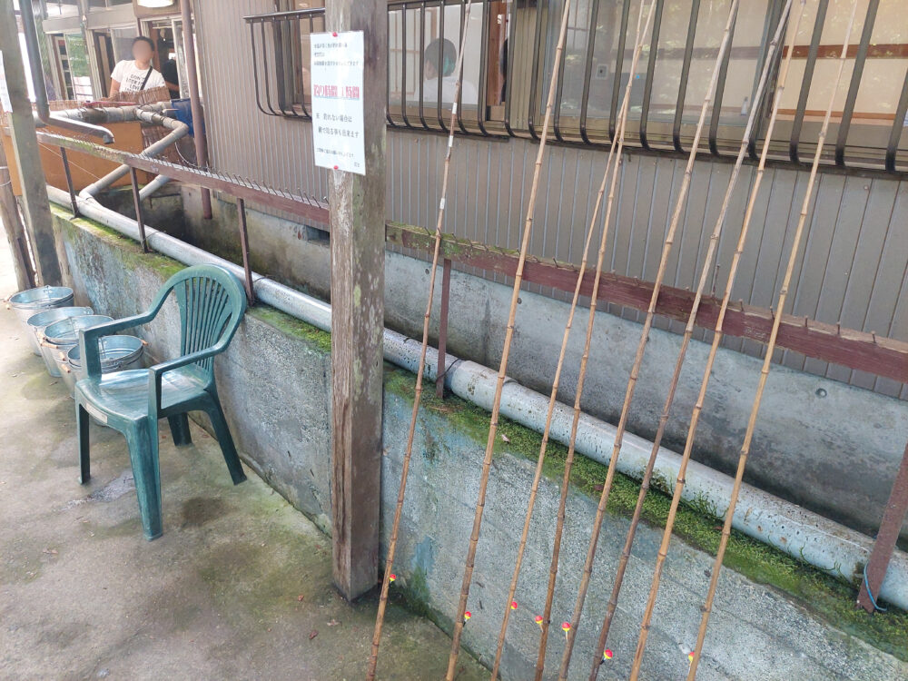 風布にじます釣り堀センターの釣り竿とバケツ