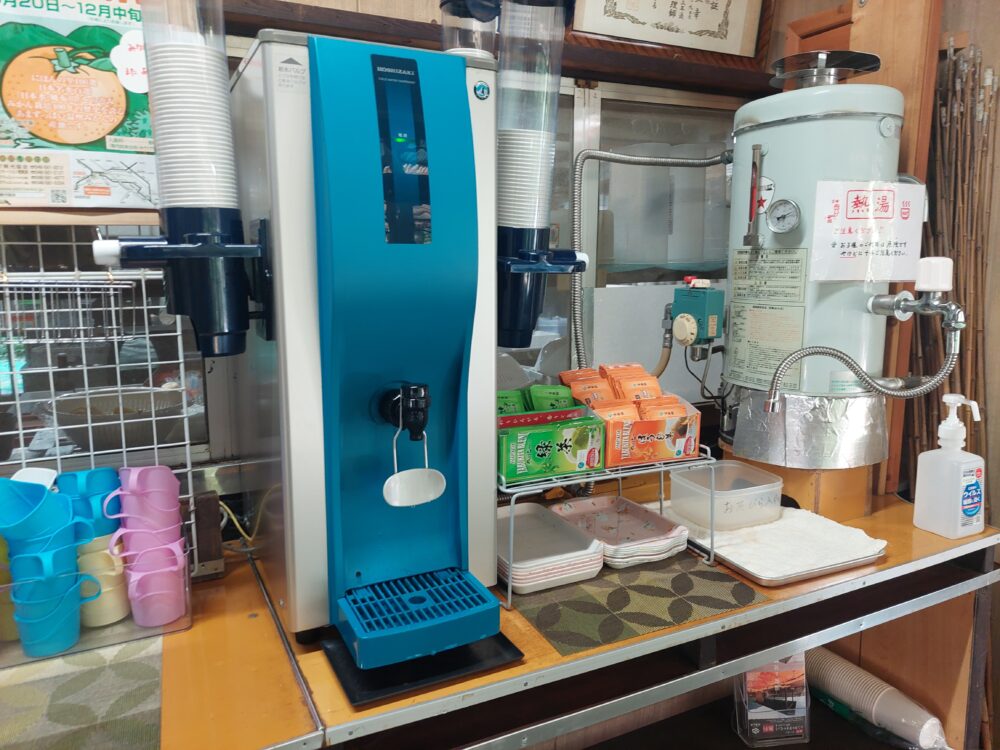 風布にじます釣り堀センターの釣り堀・食事処のセルフお水・お茶コーナー