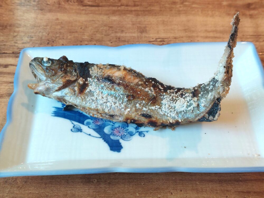 風布にじます釣り堀センターの釣り堀の塩焼き