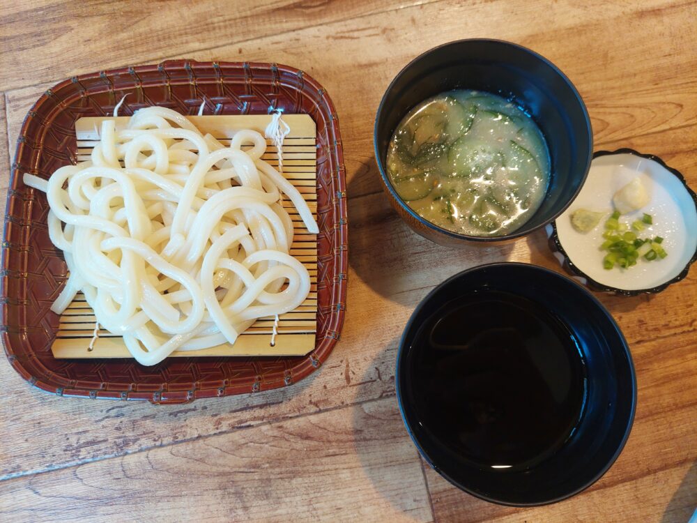 風布にじます釣り堀センターの釣り堀の冷汁ざるうどん
