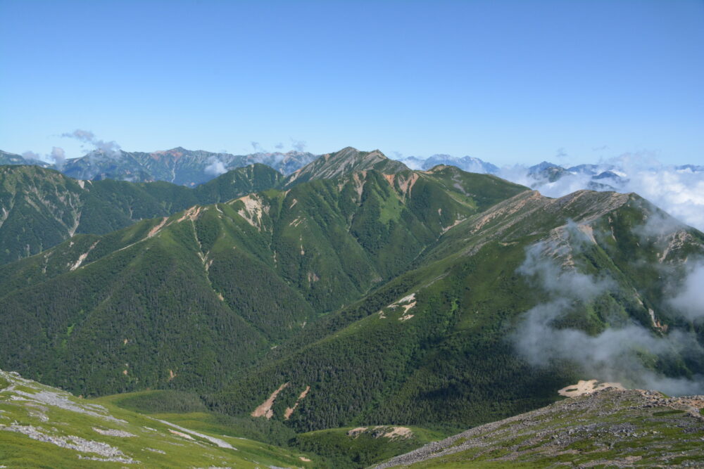 常念岳山頂から見た表・パノラマ銀座の稜線
