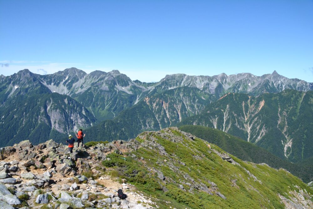 常念岳山頂から見た槍ヶ岳と穂高連峰