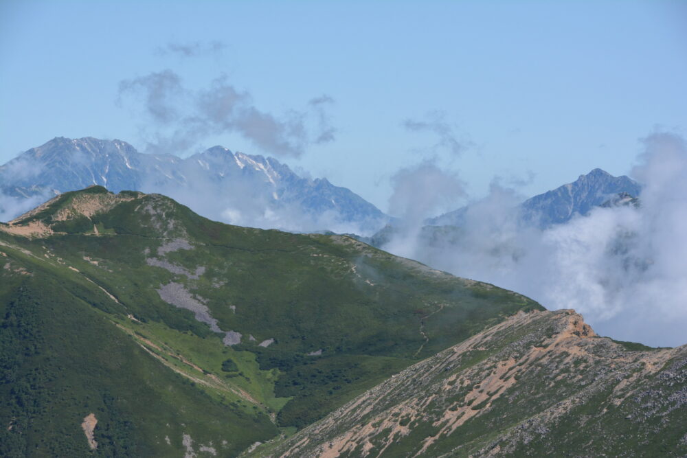 常念岳山頂から見た立山と剱岳