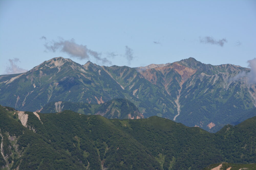 常念岳山頂から見た水晶岳・鷲羽岳