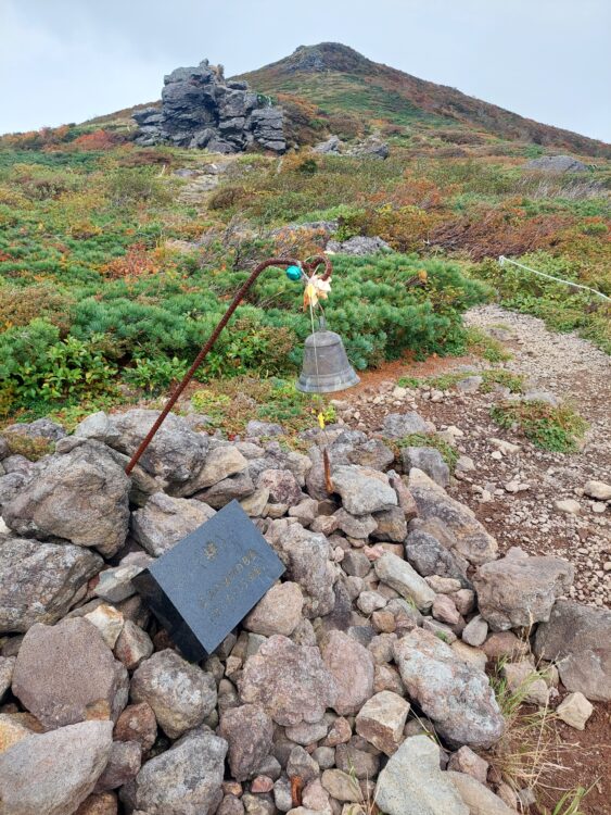 東栗駒山の山頂直下にある鐘