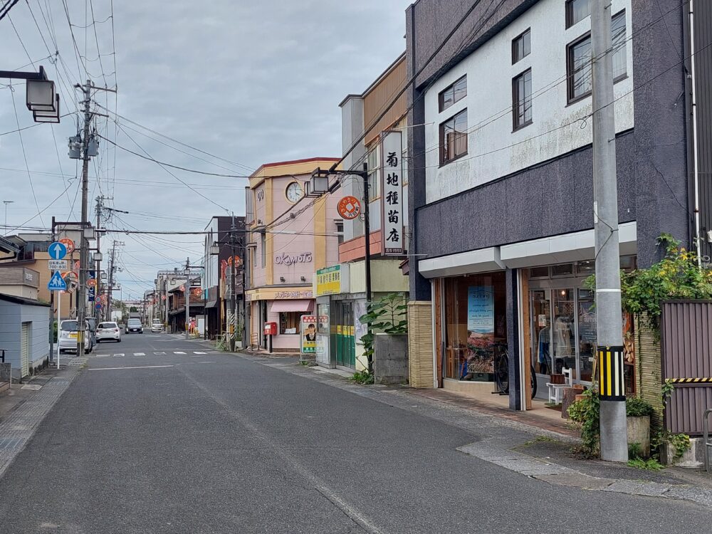 ourthing 山と暮らしの道具店の外観と商店街