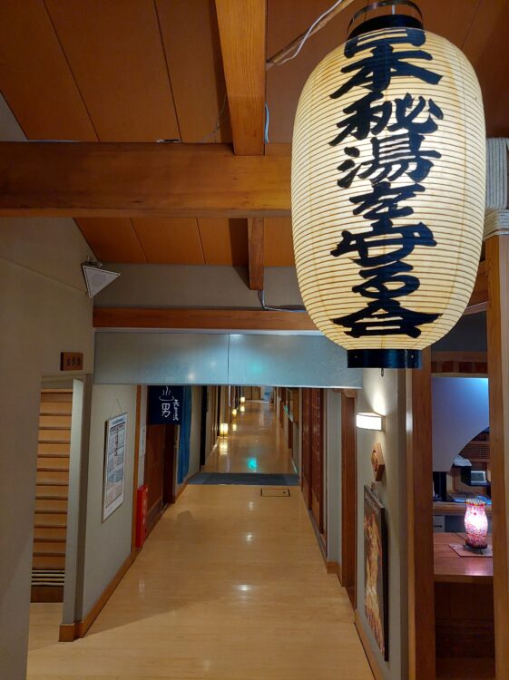 鳴子温泉郷 中山平温泉 うなぎ湯の宿 旬樹庵 琢ひでに飾ってある日本秘湯を守る会の提灯