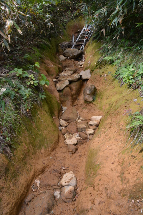 栗駒山・東栗駒コースの登山道にあるハシゴ