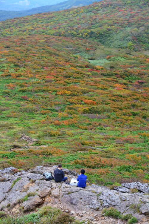 東栗駒山山頂から見た紅葉