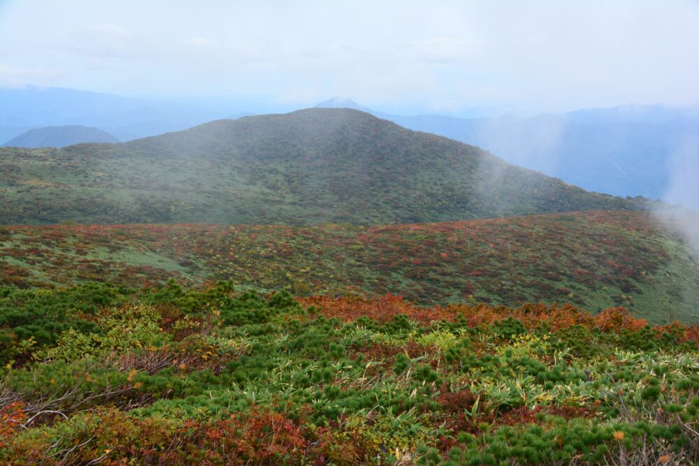 東栗駒山山頂から見た紅葉