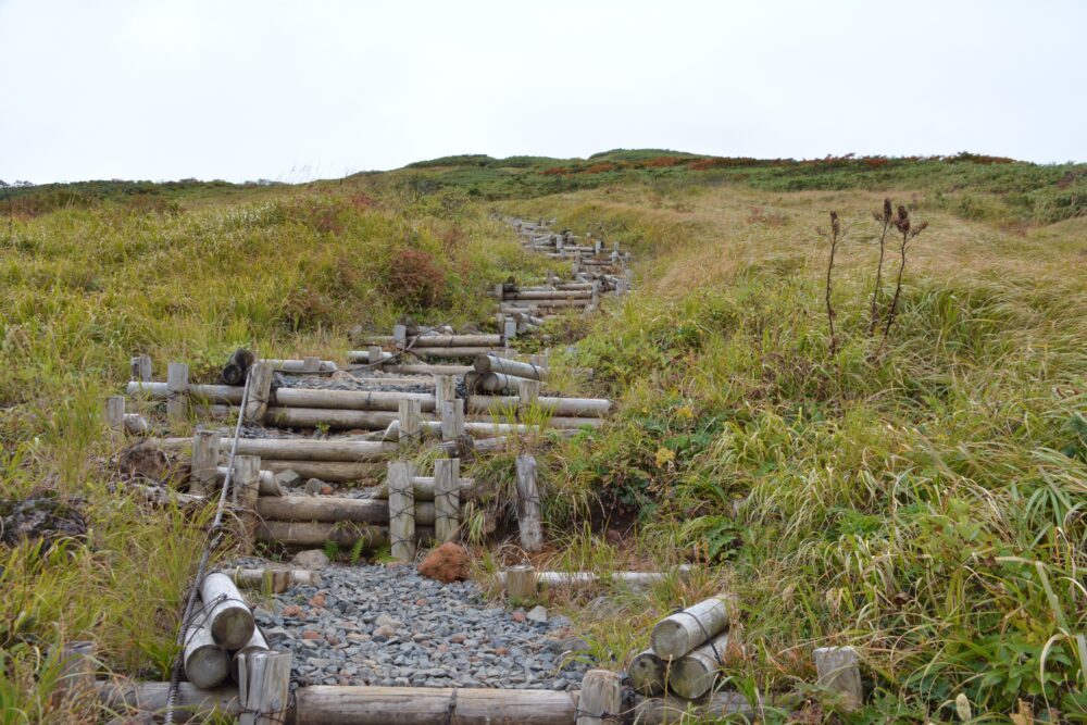 栗駒山山頂直下の整備された階段
