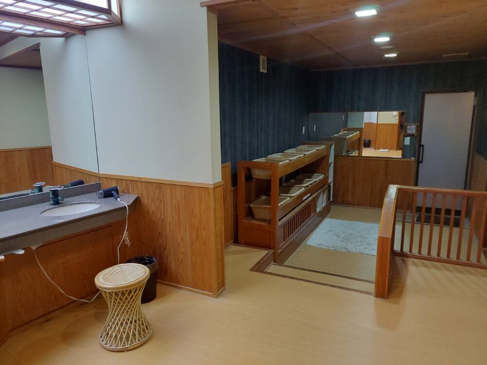 鳴子温泉郷 中山平温泉 うなぎ湯の宿 旬樹庵 琢ひでの長生の湯の脱衣所