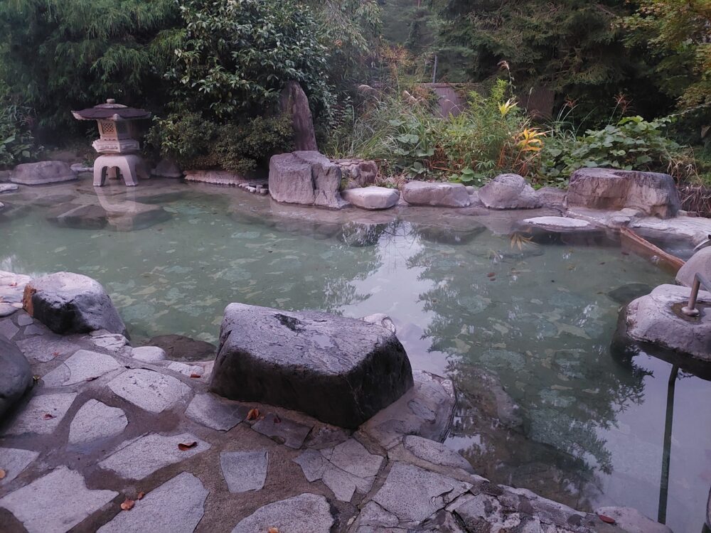 鳴子温泉郷 中山平温泉 うなぎ湯の宿 旬樹庵 琢ひでの長生の湯の露天風呂