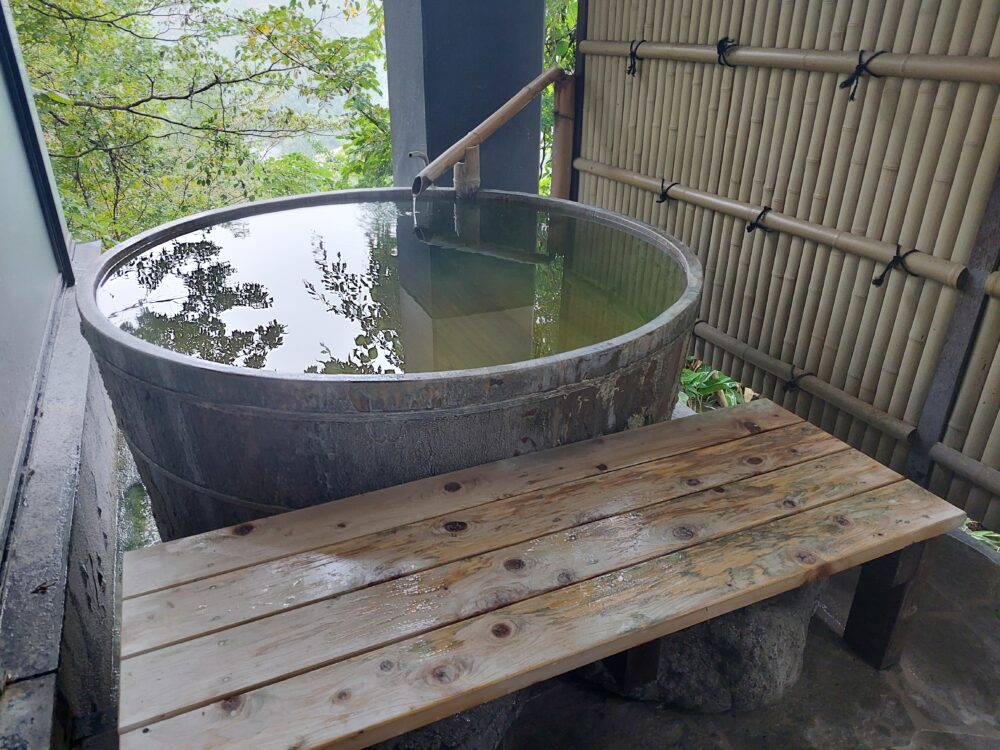 鳴子温泉郷 中山平温泉 うなぎ湯の宿 旬樹庵 琢ひでの芍薬の湯の露天風呂