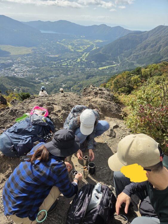 金時山山頂でコーヒー休憩する人たち