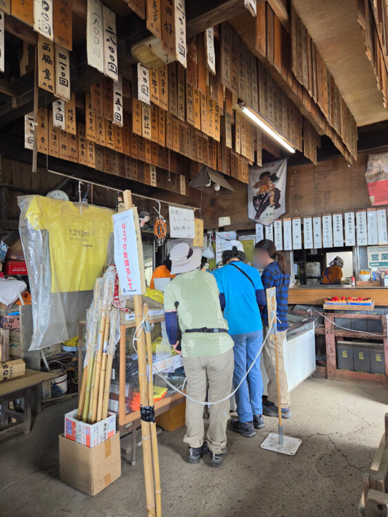 金時山山頂にある金時娘の茶屋の店内