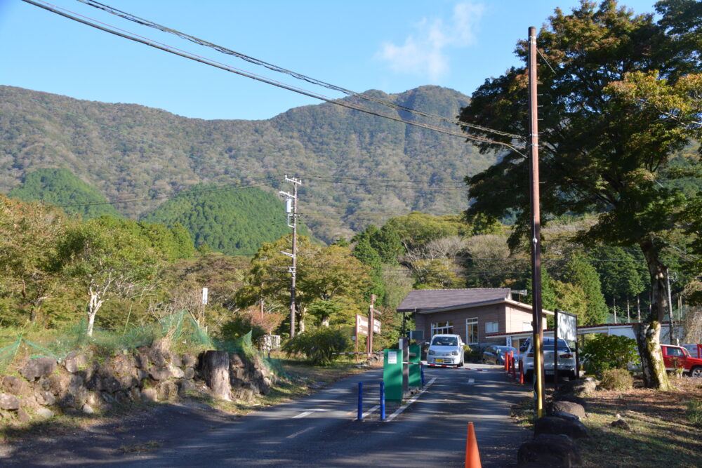 金時山の有料駐車場から見た金時山山頂