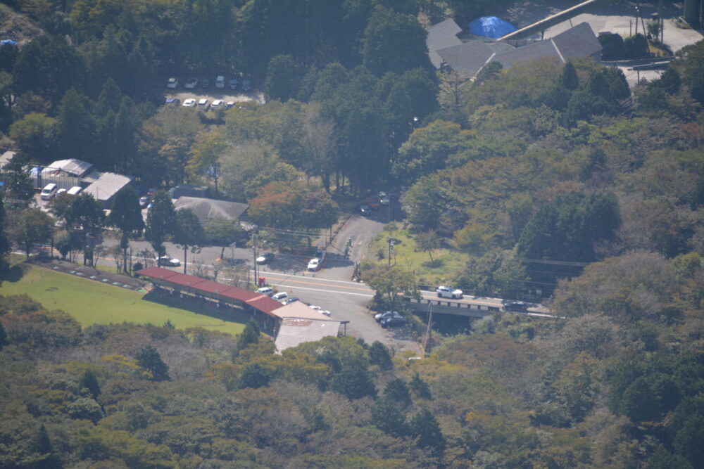金時山山頂から見た登山口有料駐車場