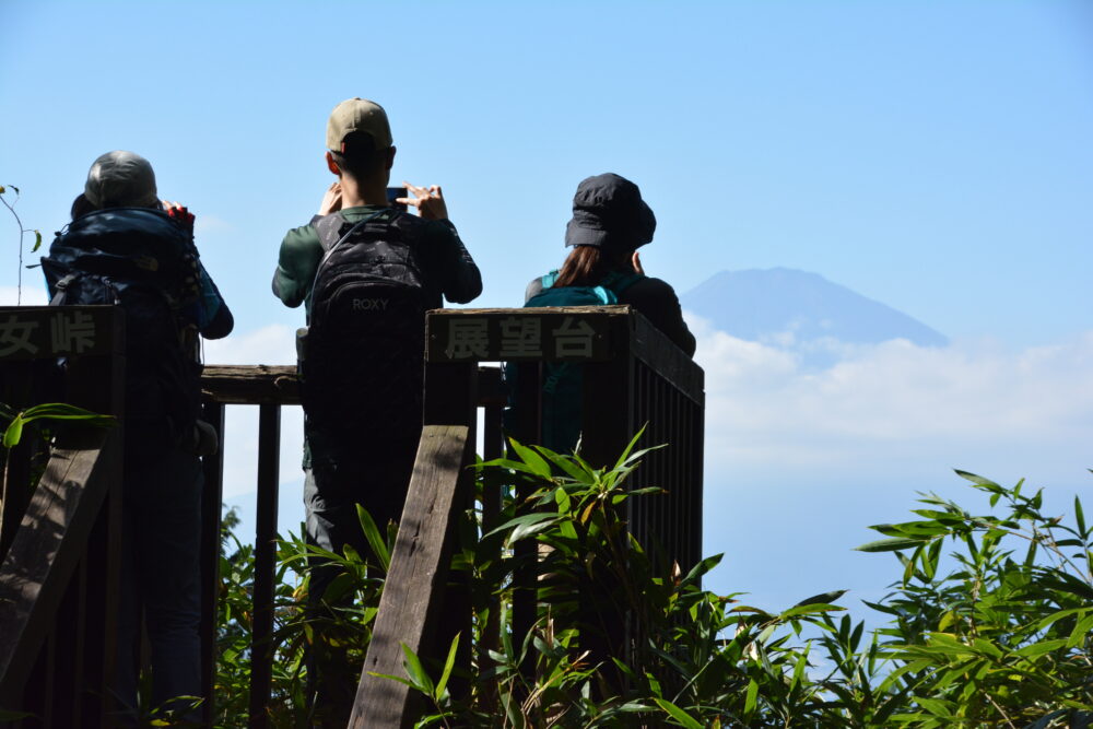 乙女峠の展望台で富士山の写真を撮る登山者たち